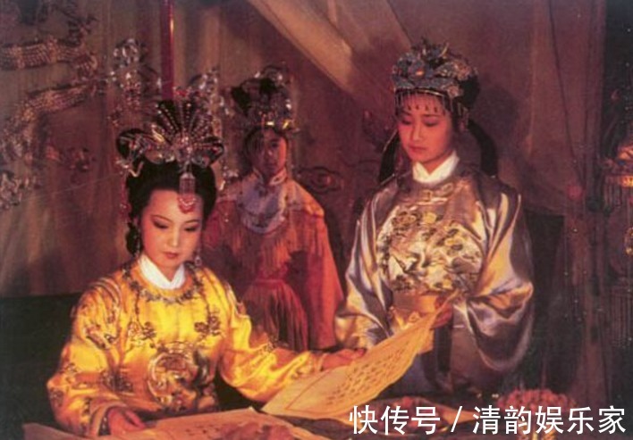 宝玉@大观园女儿们的爱好,王熙凤是治家,林黛玉是葬花,薛宝钗是什么