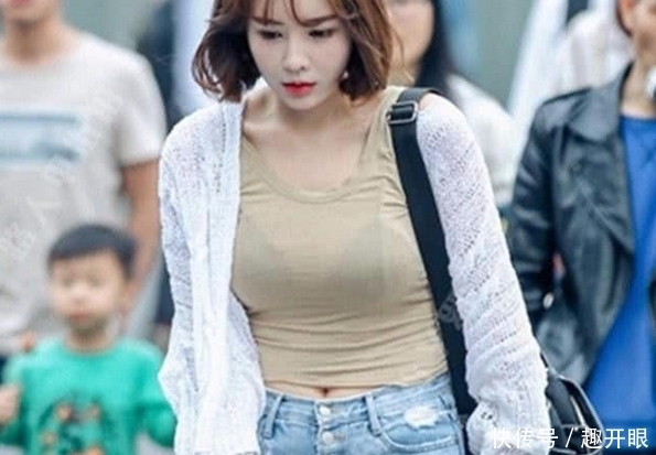 紧身|小姐姐穿紧身牛仔裤,花枝招展仪态万千,彰显时尚性感的气息!