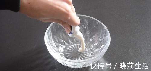 擦玻璃别用水了,教你用一秘招,擦完的玻璃光亮如新,方法太棒了