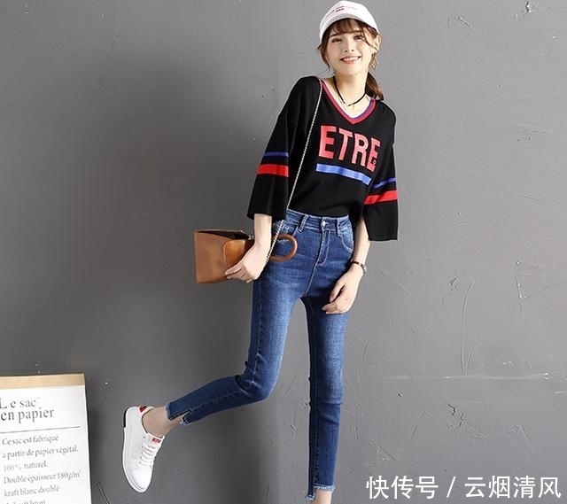 卫衣配牛仔裤才好看，上宽下窄无敌显瘦