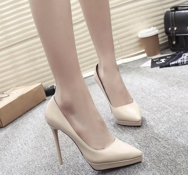 气质欠佳的女人别穿小白鞋了, 瞧瞧下面女人穿, 个个女人味十足