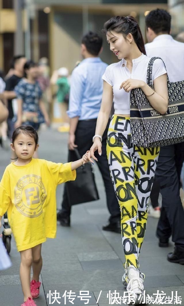 时尚|带孩子逛街的时尚辣妈，一点都看不出是位宝妈呢