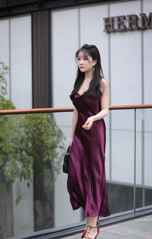 紫色 丝绸紫色连衣长裙搭配高跟凉鞋,高贵优雅,明艳端庄!