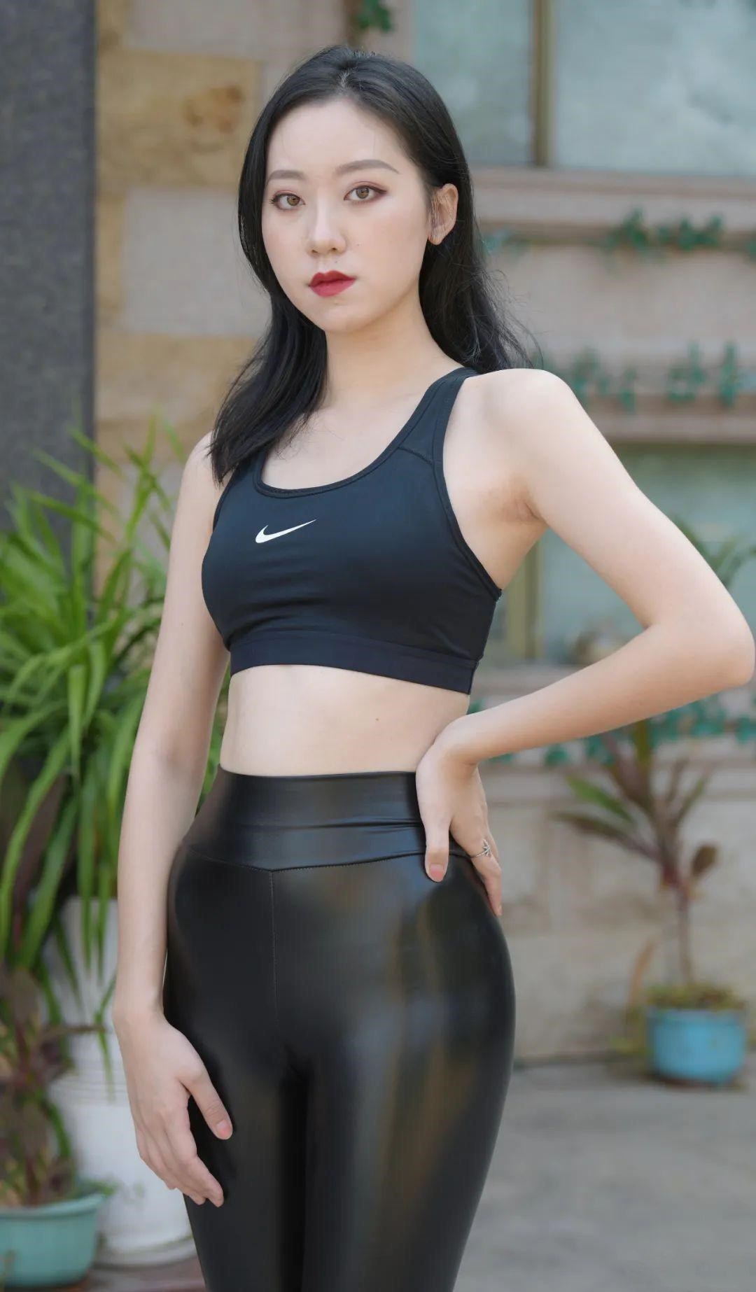 小姐姐这件高腰的紧身皮裤，有着非常简约的设计和质感