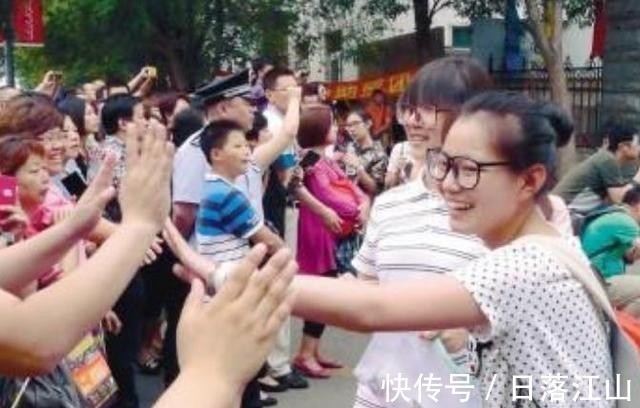 心理健康|高考“旗开得胜”的老爸走红,艳压众多家长,没妈妈什么事