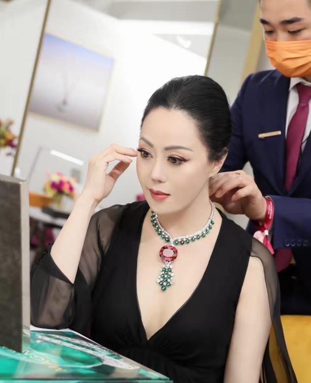 气质|章小蕙这富态气质绝了!戴5条宝石项链亮相活动,雍容贵气太耀眼