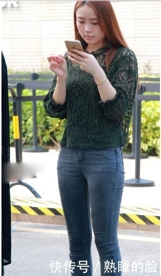 摇曳|紧身裤穿出清新的美感,妹子在行走间摇曳更美丽大方,个性满满