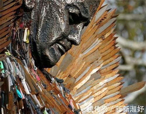 雕塑家@世界上最吓人的雕像,用10万把刀打造,每把背后都是一名遇害者