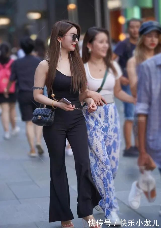 吊带 黑色吊带上衣搭配黑色打底裤,叠穿搭配,达到出彩效果