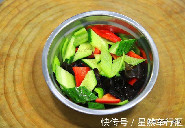 解馋|鸡胸肉这样炒着吃，又嫩又滑，搭配这几种菜，营养均衡又解馋