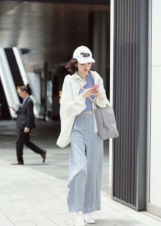 街拍:颜值超高的小姐姐,身材曲线完美,长腿更显纤细