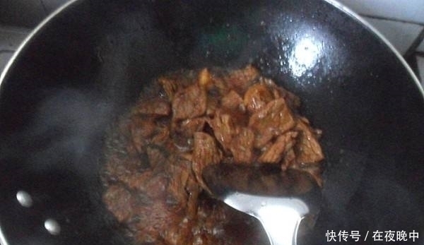 泡打粉|炒牛肉别再加淀粉了!大厨:多加一点它,牛肉爽滑入味,嫩极了!