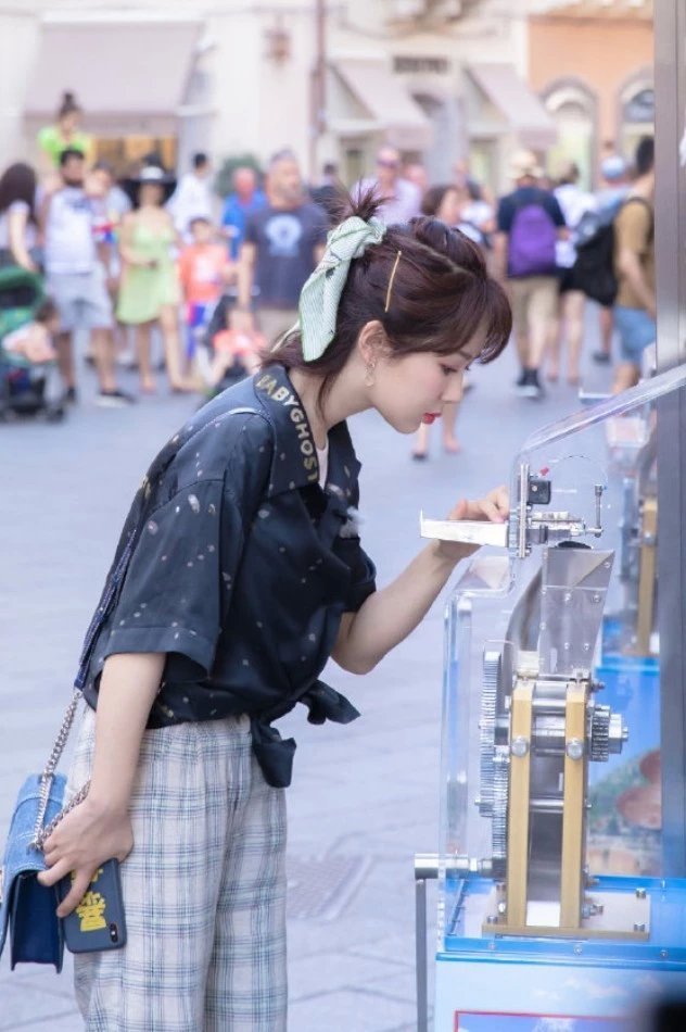 《中餐厅》杨紫是“充钱”了吗这打扮比以往的都要减龄，还很潮