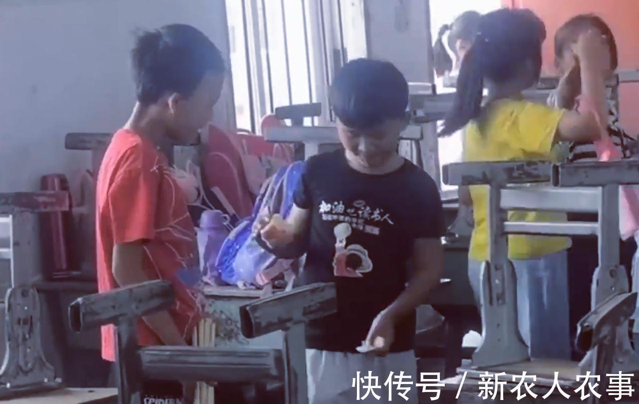 女孩|女孩咬了两口男孩的苹果,最终被无情嫌弃,网友:人生的高光时刻