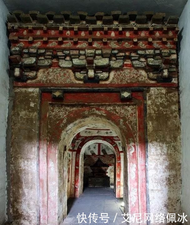 墓室|考古专家发现一千年古墓,墓中发现一桌酒席,还有一整碗板栗