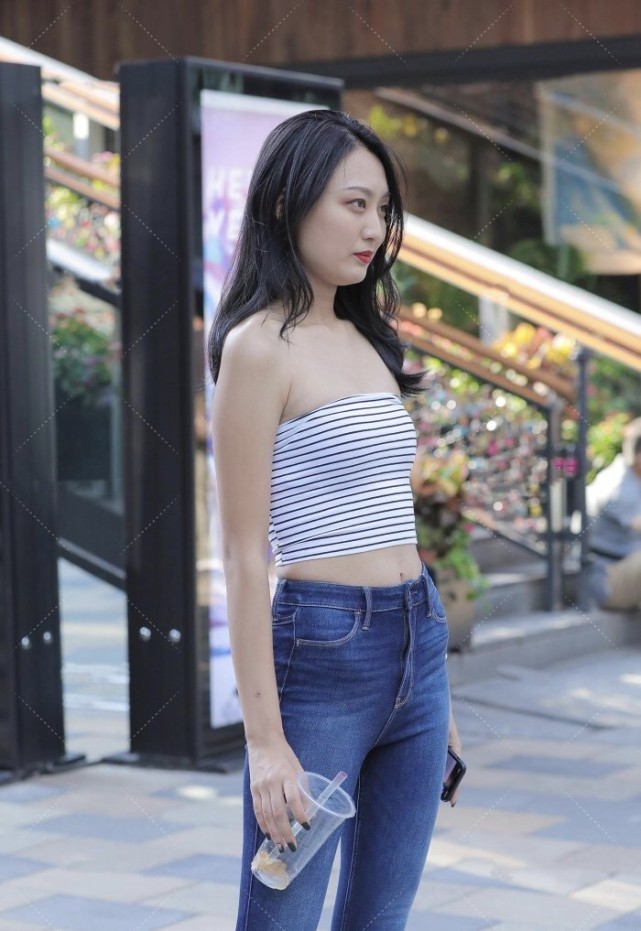 格纹 格纹抹胸装吸引路人的眼球，经典高腰牛仔裤突显大长腿更有魅力