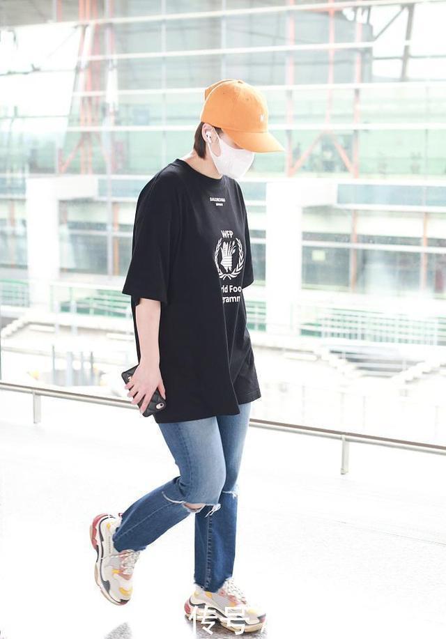 清纯|阿娇终于看开了,剪短发穿休闲装不再“装成熟”,反而美得很清纯