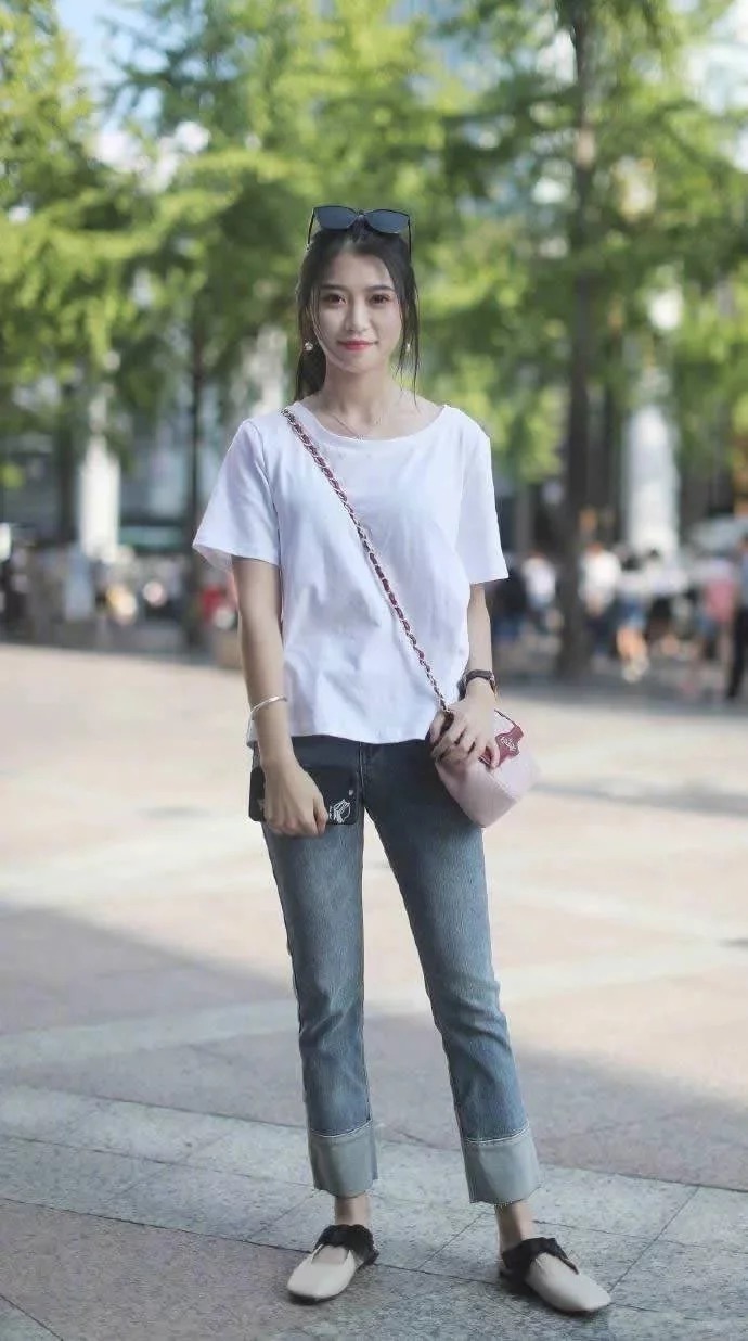 街拍：身姿很好看的美女，穿搭时尚，特别吸睛