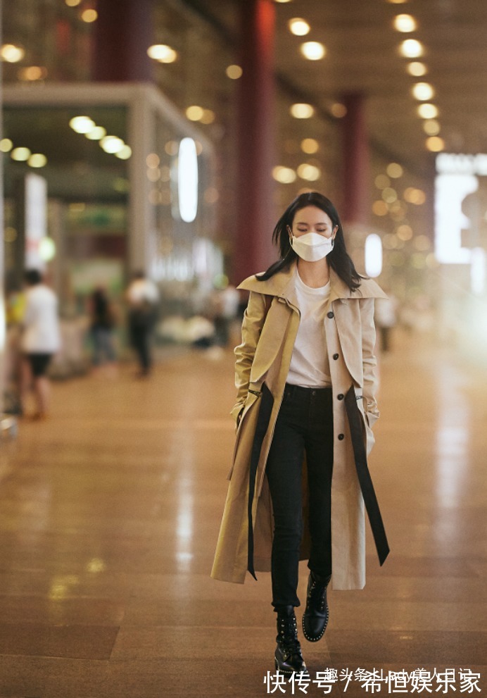 牛仔裤 风衣是永不过时的时尚单品,其实它的搭配很简单,不需烈焰红唇