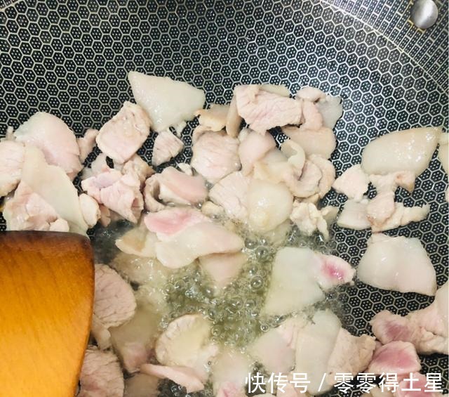 经典的家常菜青椒炒肉，清香肉香合二为一，超级下饭超美味！