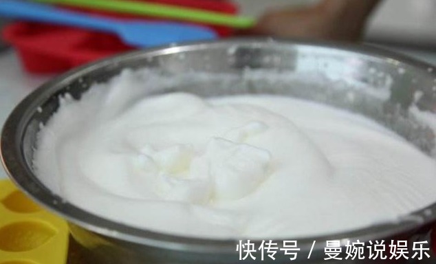 自己做戚风蛋糕塌陷还开裂多加这一步，蛋糕软润香甜，颜值还高