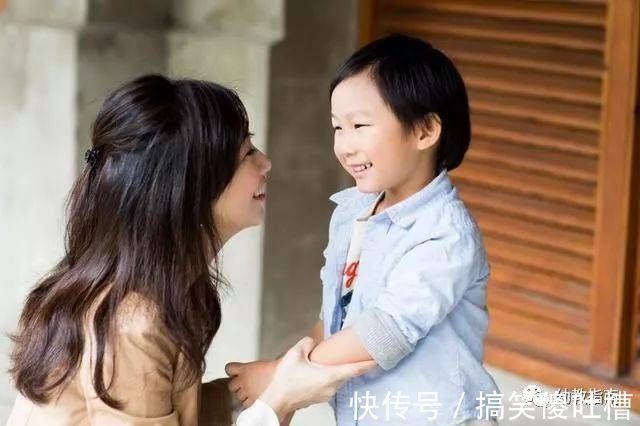 小孩出現(xiàn)撞頭、咬指甲、撕嘴皮等行為,媽媽一定要警惕了