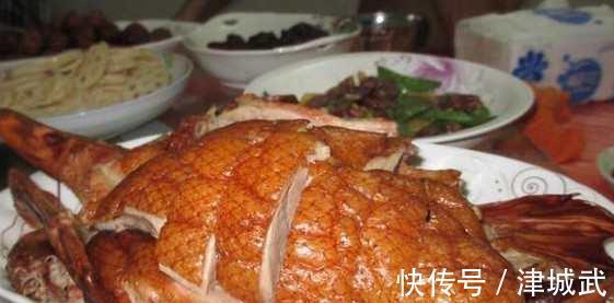 朋友请客吃饭 三个人花了几百块 这饭菜太“豪”了