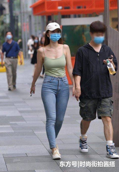 经典的休闲风格,修身上衣给人精致的气质,牛仔裤更符合简洁风格