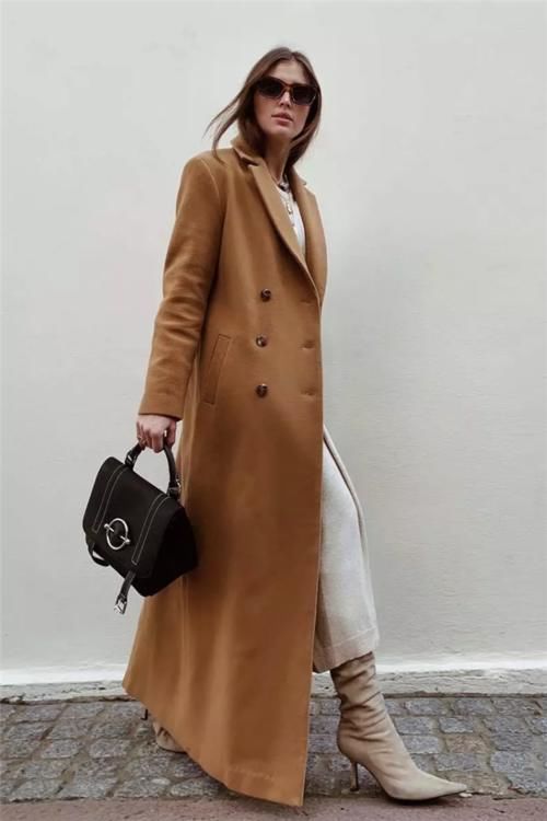 上了年纪的女人，别再死磕少女感了，这几种“优雅穿搭”，值得学