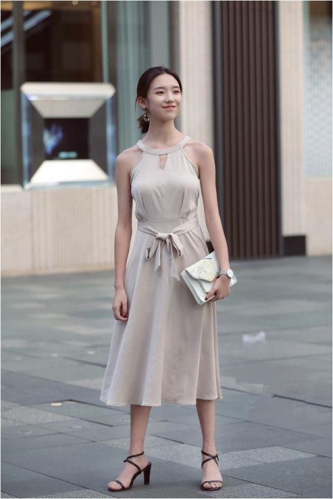街拍：美女身穿浅蓝色连衣裙搭配爵士帽，甜美中又有一丝酷劲儿