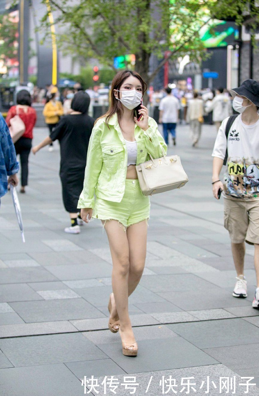 套装这种一年四季都时尚的单品，在秋冬季节绽放魅力，时髦又保暖