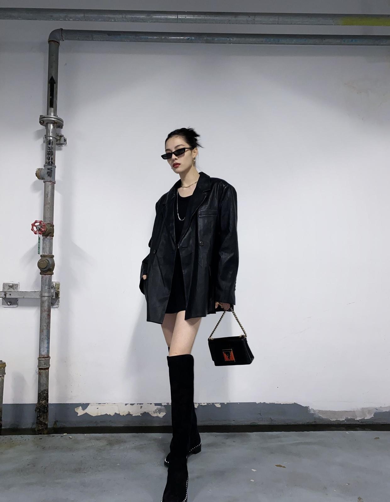 气质|钟楚曦的气质无可挑剔,蝴蝶印花套装秀好身材,高挑曼妙不输超模