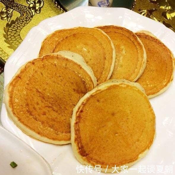 红薯新吃法,不放水,不放糖,做出松软香甜的饼,一端上桌抢光光