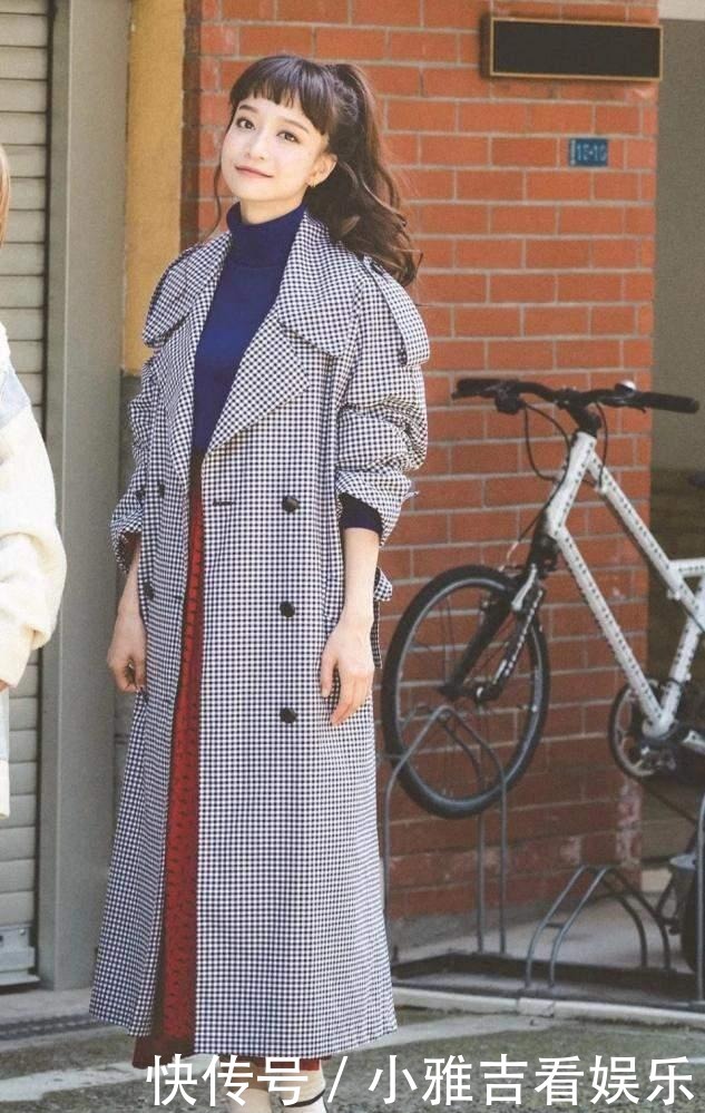 优雅|大衣下面不一定要搭裤子,今年流行“大衣+半身裙”,优雅显高级