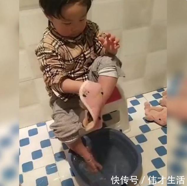 走红|“迷糊宝宝”擦脚走红,两只脚擦半小时也没干,网友:耐心一百分