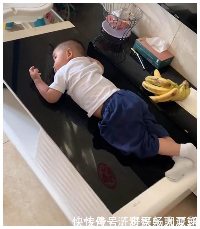 孩子|哥哥开学后,弟弟“颓废”度日,网友:没有人抢,玩具都不香了