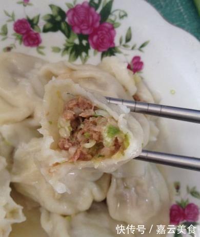 做白菜馅饺子,光用盐还不够!大厨教你一招,白菜鲜嫩不出水