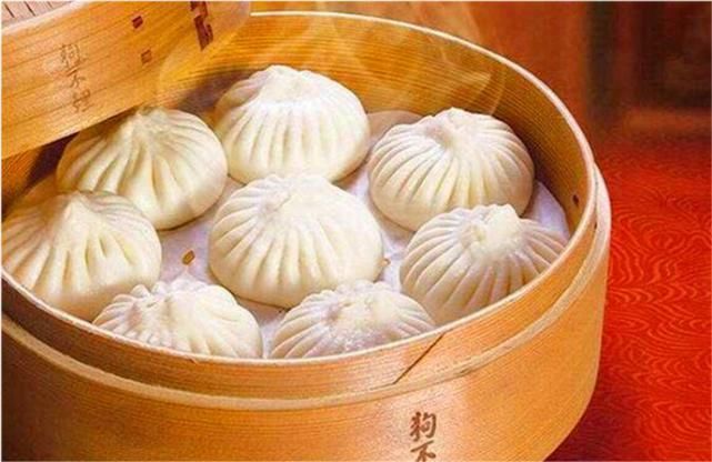 顾客|狗不理王府井店被开除了撤掉招牌价目单,没顾客店员仍在包包子