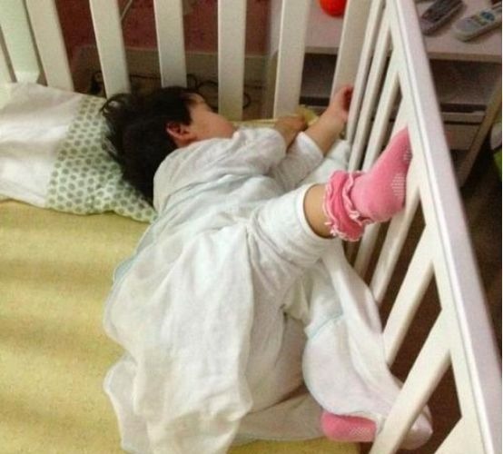 孩子|宝宝“高难度睡姿”火了,妈妈掀开被子一看,网友:嫦娥奔月?