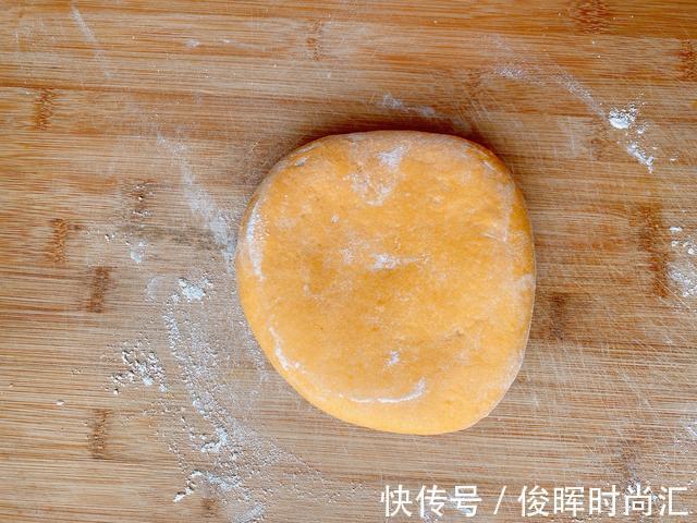 千层饼|南瓜的这个做法火了，加点芝麻，营养丰富，外酥里软比面包还好吃