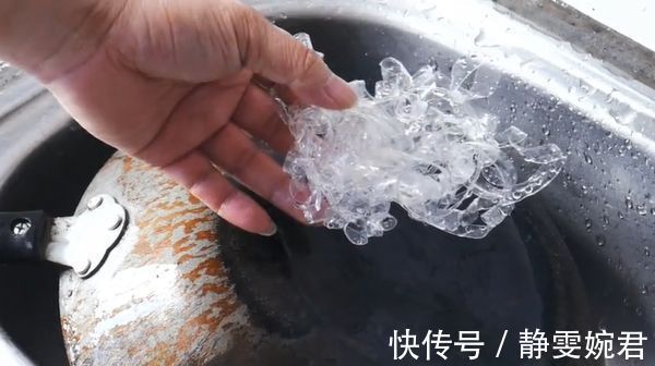 把塑料瓶剪成丝，绑在筷子上，解决了家家户户的大难题，太实用了