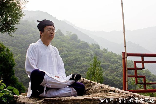 气从足底生，这样做能把脚和腿的气血通起来，提高自己的免疫力