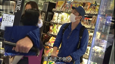 郑秀文许志安经历伤痛后更恩爱，甜蜜挽手逛超市，助男方走出爱犬离世阴霾