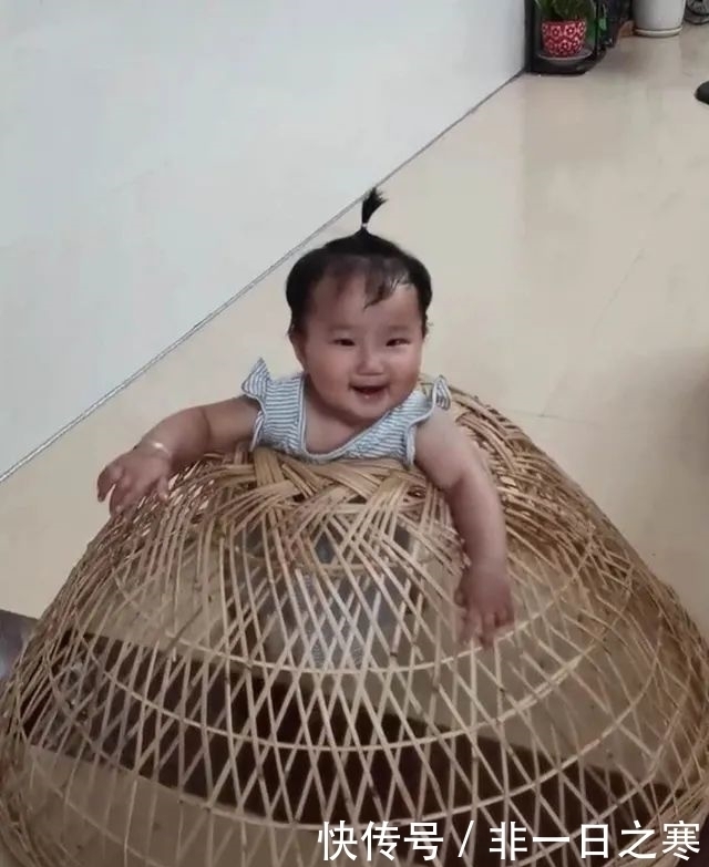 鸡笼|抠门老爸自制“鸡笼学步车”火了,能省点就省点,网友:经济实惠