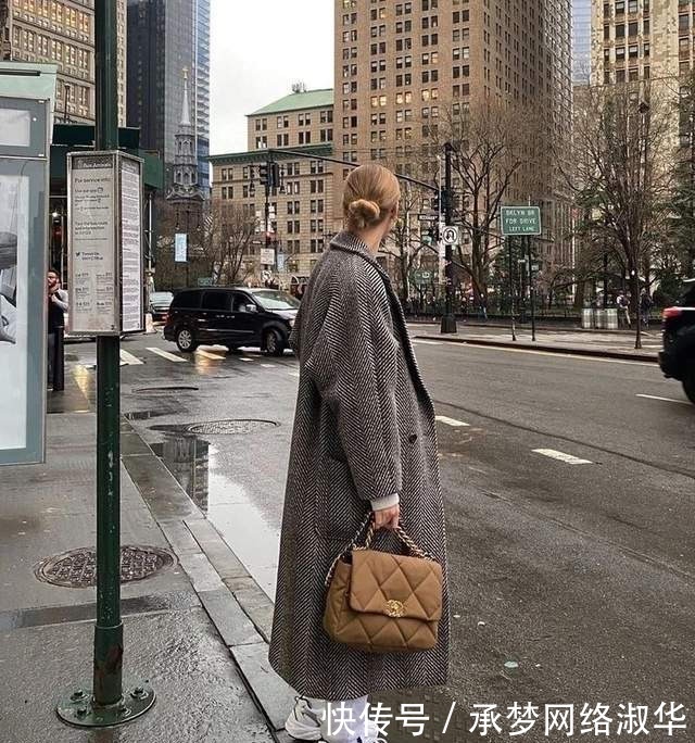 穿上|不管穿大衣还是羽绒服,都别配打底裤了!试试这3种裤,时髦百搭