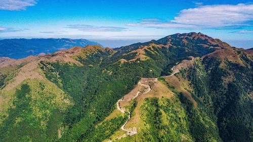 广东八大高山草原之一，风景绝美，连绵千亩，一脚便可以踏三市！