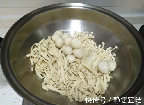 一到冬天,就馋这道菜,10块钱煮一锅,喷香下饭,特舒服