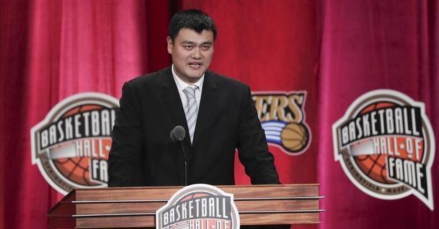 阿德尔曼|41岁却退役10年,回顾姚明的NBA生涯,入选名人堂不该有争议?