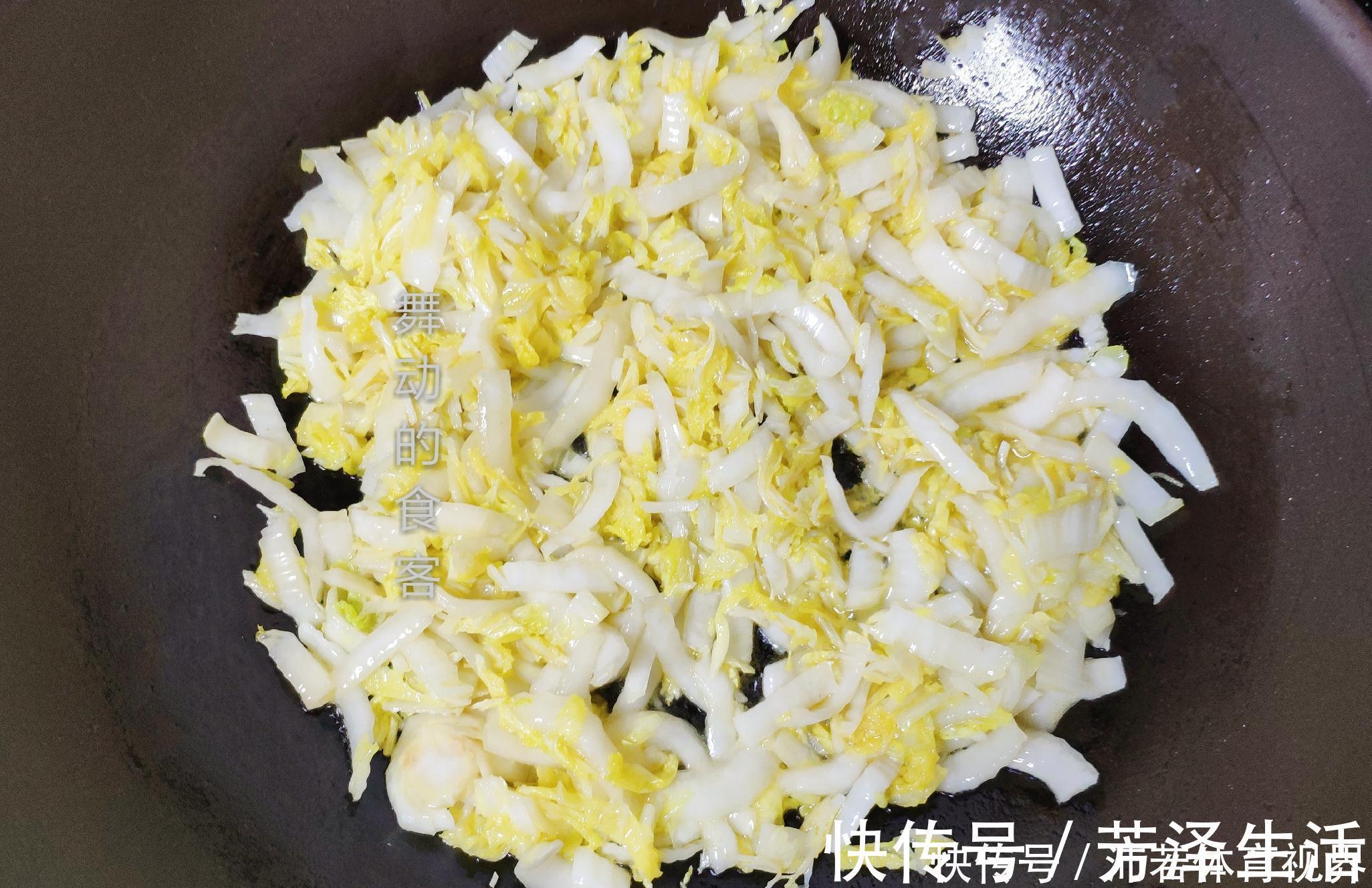 一家3口,4个鸡蛋,一棵白菜,媳妇儿子上桌就抢,还直呼饭煮少了