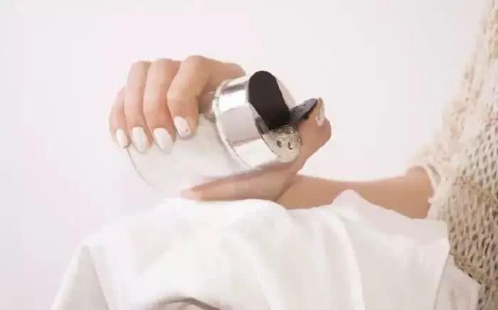 白醋|衣服发黄,别用漂白剂了,试试水里加点它,比新买的还干净